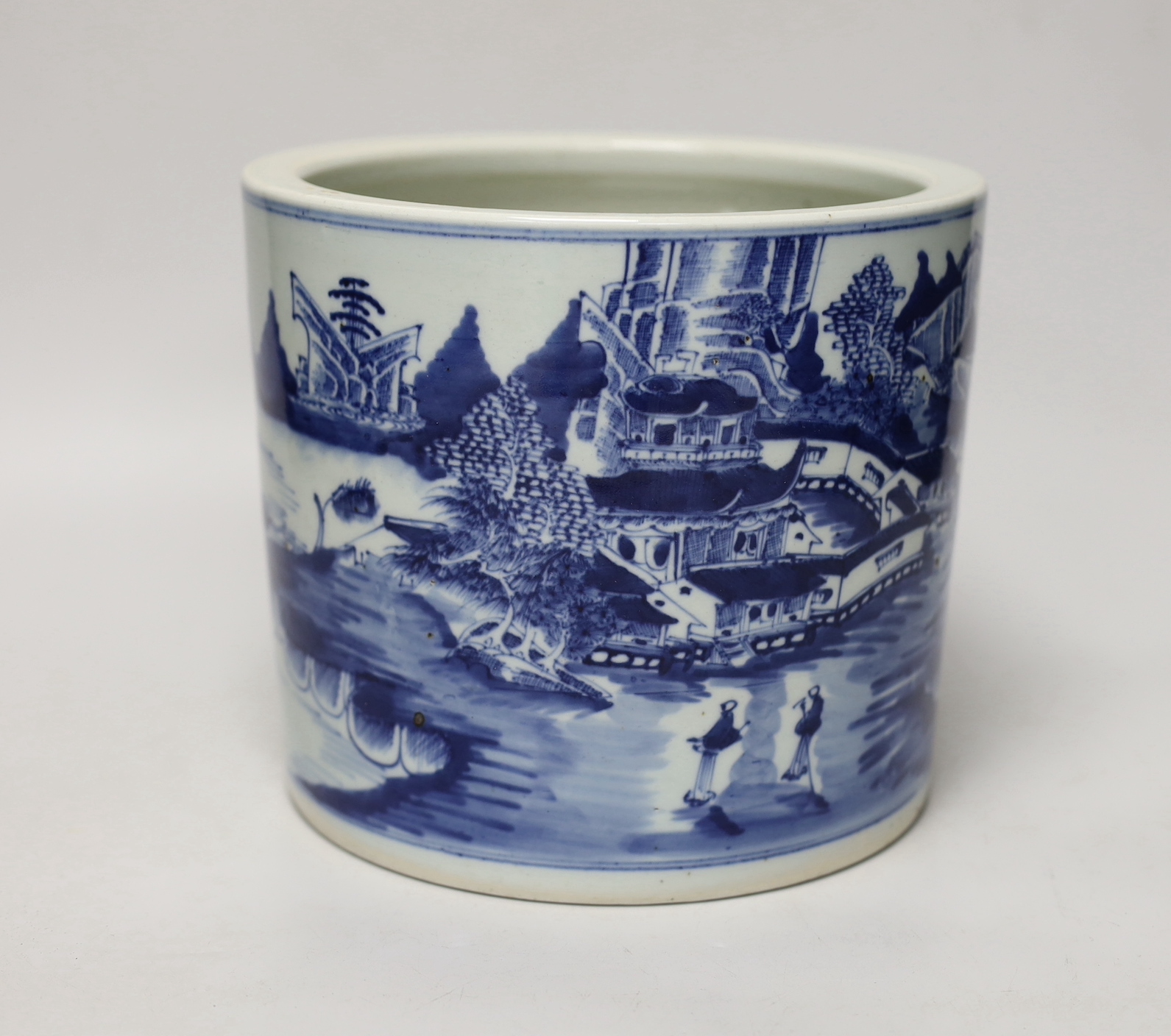 A Chinese blue and white brushpot, 17.5cm high